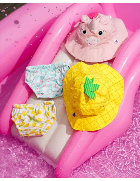 Set Baby Costumino Contenitivo + Cappellino, Allie l'Alicorno con protezione solare UPF 50+ Set Baby Costumino Contenitivo + Cappellino, Allie l'Alicorno con protezione solare UPF 50+