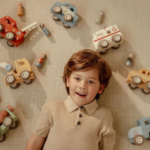 Ambulanza con personaggio di legno