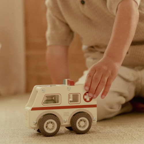 Ambulanza con personaggio di legno