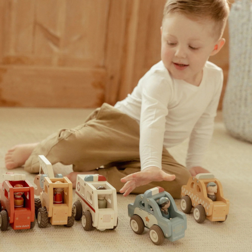 Taxi con personaggio di legno