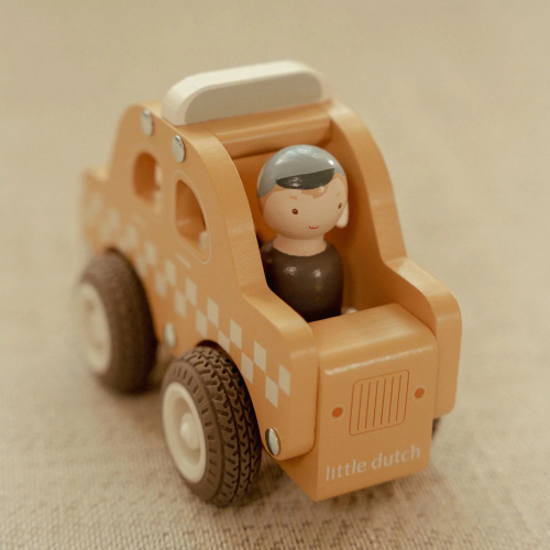 Taxi con personaggio di legno