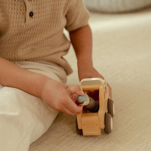 Taxi con personaggio di legno