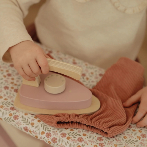 Asse da stiro in legno con ferro da stiro