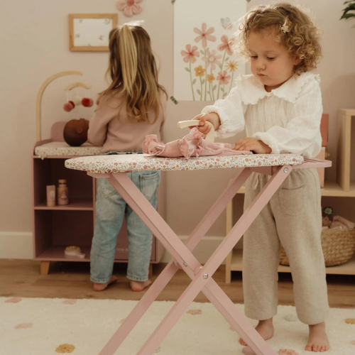 Asse da stiro in legno con ferro da stiro