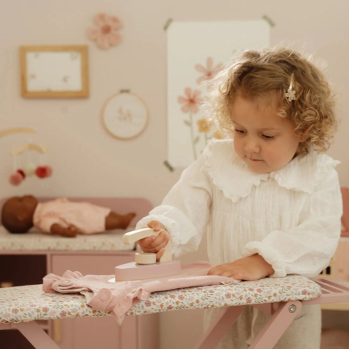 Asse da stiro in legno con ferro da stiro